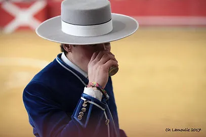 Mario Pérez Langa en perfil con sombrero cordobés en la plaza de toros.